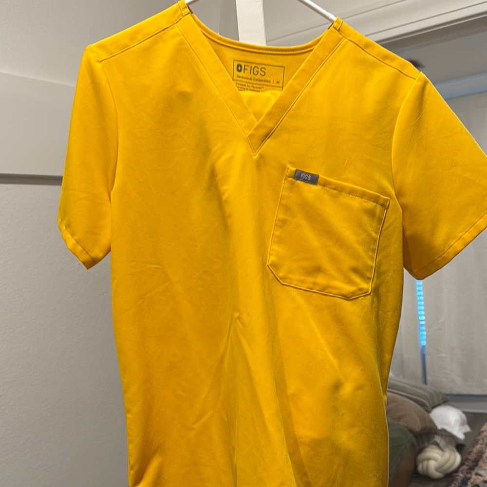 FIGS Women's Yellow Scrub Set